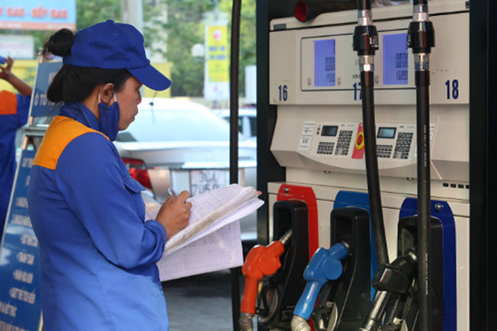 Hôm nay giá xăng dầu tiếp tục tăng mạnh