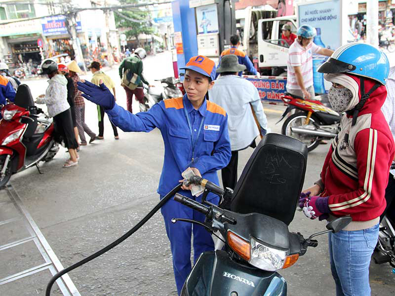 Giá xăng tăng lên 25.000 lít vì thuế