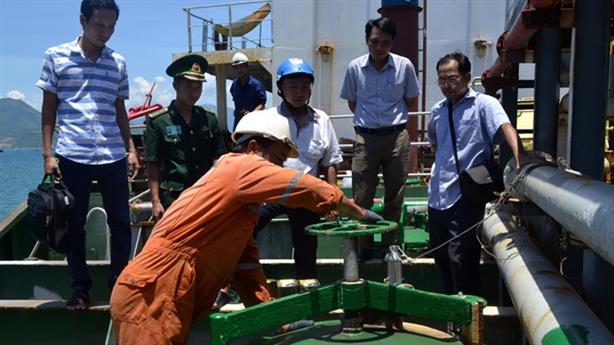 Bắt giữ tàu chở gần 5 triệu lít xăng A92 không có giấy tờ hợp lệ ở Khánh Hòa