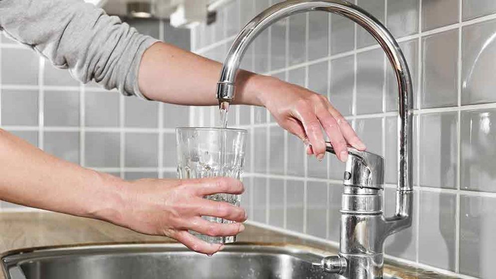 Nước trên thế giới bị nhiễm hơn 83% sợi nhựa