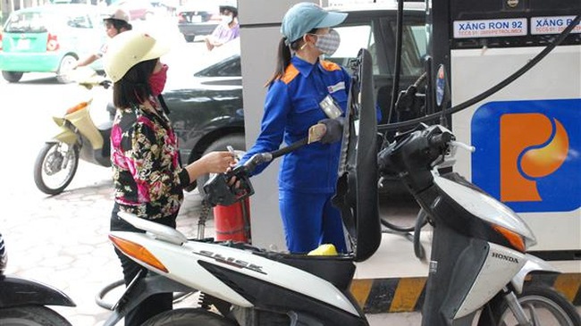 Xăng RON 92 giá vẫn không ngừng tăng thêm 319 đồng/lít