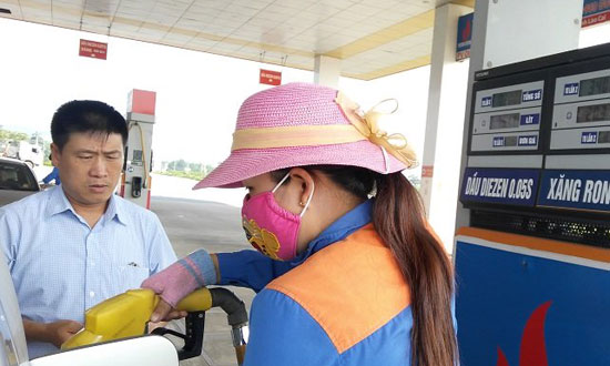 Nguy cơ tăng thuế do thuế xăng Việt Nam thấp hơn Mỹ với Lào