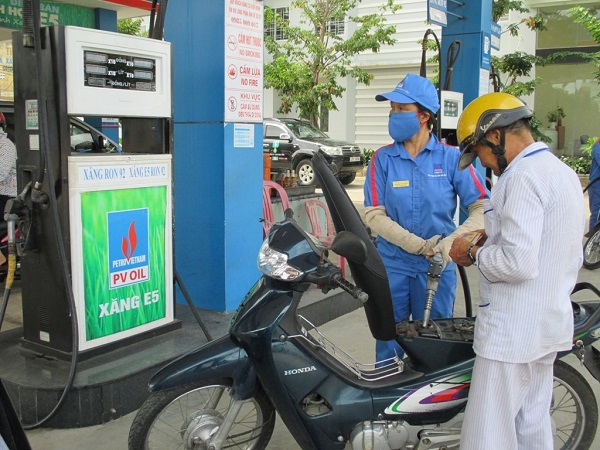 Dư luận đổi lỗi cho xăng E5 vì giá xăng A95 tăng giá
