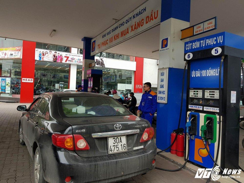 Tìm nguyên nhân vì sao giá xăng RON95 âm thầm tăng thêm 810 đồng/lít