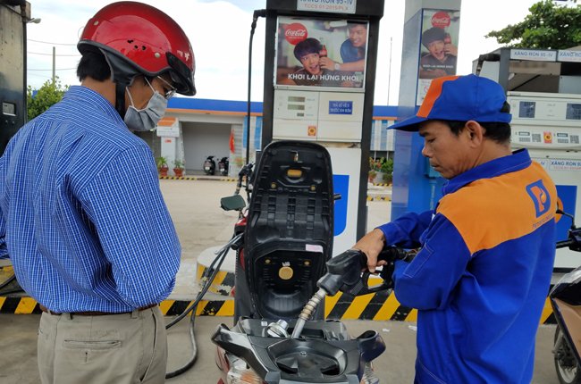 Giá xăng dầu được giữ nguyên do xả mạnh quỹ bình ổn
