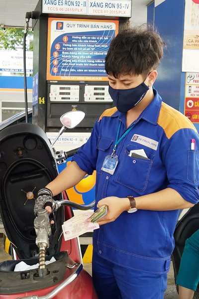 Xăng E5 chạm mức 20.000 đồng/lít