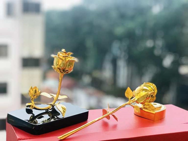 Quà tặng 20/10: Hoa hồng vàng đế trái tim giá bình dân hút khách