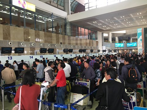 Thay đổi lộ trình do thời tiết xấu, hành khách đập phá trên máy bay