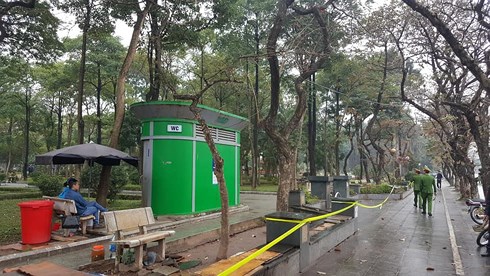 Một phụ nữ chết bất thường ở vườn hoa, nghi bị hành hung