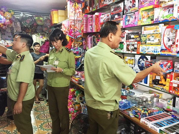 Tràn lan hàng giả trên thị trường dịp cuối năm: Ai là người chịu trách nhiệm?