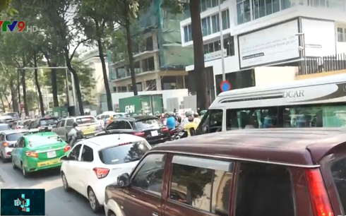 Giao thông ùn ứ tại TP.HCM dịp cận Tết
