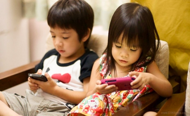 Trẻ em đang sử dụng điện thoại nhiều hơn là nói chuyện với bố mẹ