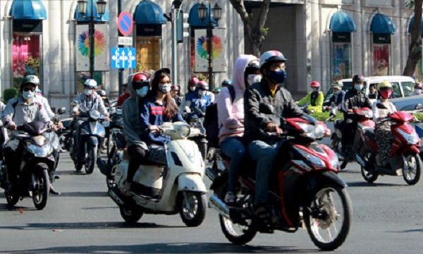 Người dân TP.HCM chống chọi với thời tiết nắng nóng kéo dài