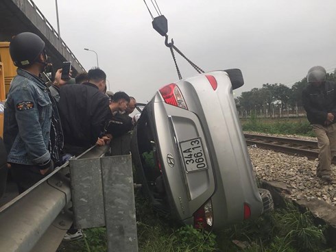 Vụ tai nạn tàu hỏa húc ô tô ở Hải Dương: Xe ô tô trên đường đưa dâu về gặp nạn