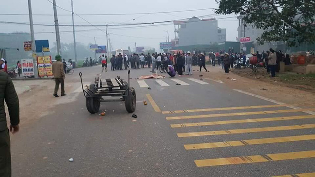 Xe khách tông vào xe đưa tang làm hơn 10 người thương vong