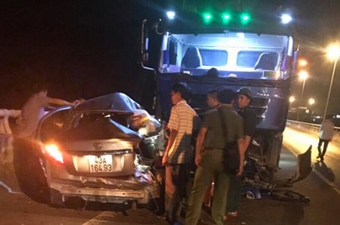 Xế hộp đối đầu ô tô tải trước cửa hầm Hải Vân, 5 người thương vong