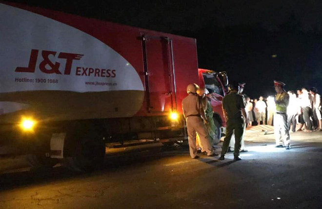 Xe chuyển phát nhanh tông chết thanh niên trên đường đi làm về