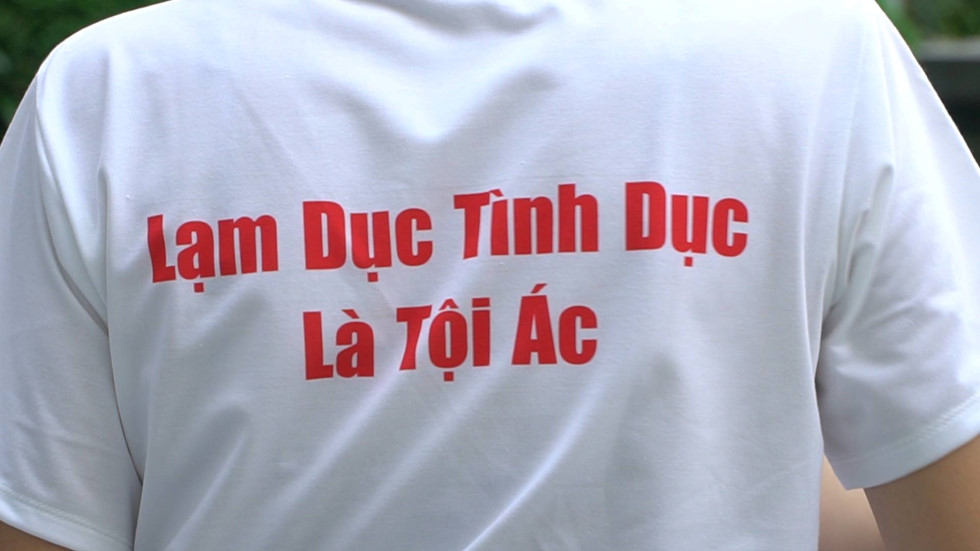 Cư dân Galaxy 9 mặc áo đồng phục lên án hành vi sàm sỡ bé gái trong thang máy