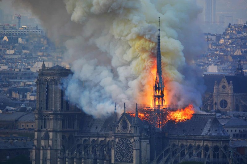 Cháy Nhà thờ Đức Bà: Người dân Paris đau đớn nhìn công trình lịch sử sụp đổ