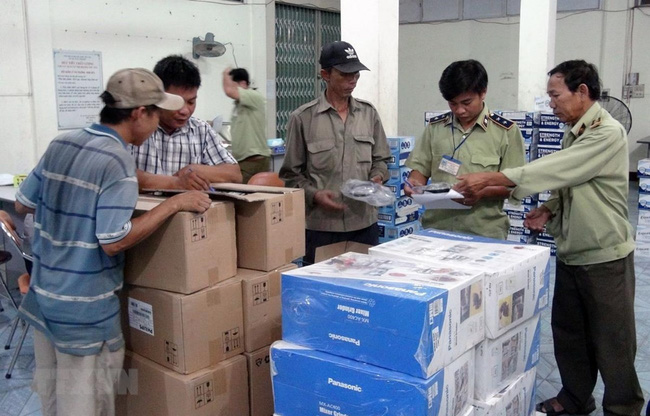 Bắt giữ hàng trăm thùng sữa không được phép lưu hành tại Việt Nam