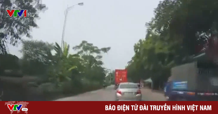 TIN TỨC MỚI - Vào cua tốc độ cao, xe container lật nhào