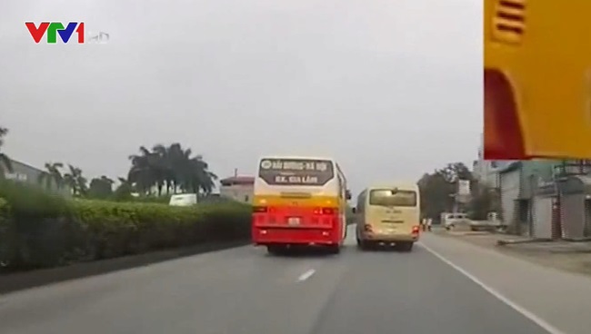 TIN TỨC MỚI - Phạt 15 triệu đồng tài xế xe bus và xe khách lạng lách trên Quốc lộ 5