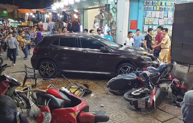 TIN TỨC MỚI - Ô tô đâm hàng loạt xe máy tại TP.HCM, nhiều người nhập viện