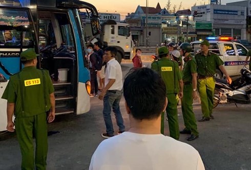TIN TỨC MỚI - Nhà xe Cúc Phương nói gì về vụ côn đồ chém cửa xe rồi luồn vào cướp tiền táo tợn