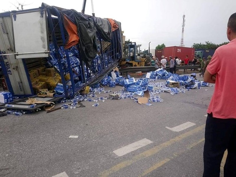 TIN TỨC MỚI - Hải Dương: Xe tải đâm nhóm người xem tai nạn bên đường, 6 người tử vong tại chỗ