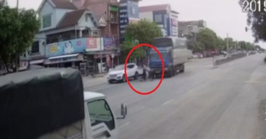 TIN TỨC MỚI - Cố tình vượt đèn đỏ, cụ bà 75 tuổi bị xe tải tông