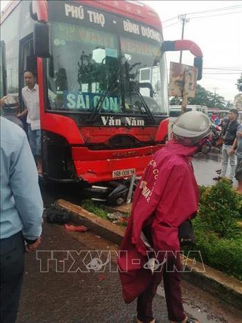 TIN TỨC MỚI - Gia Lai: Xe khách mất lái đâm 3 người chết, nhiều người bị thương
