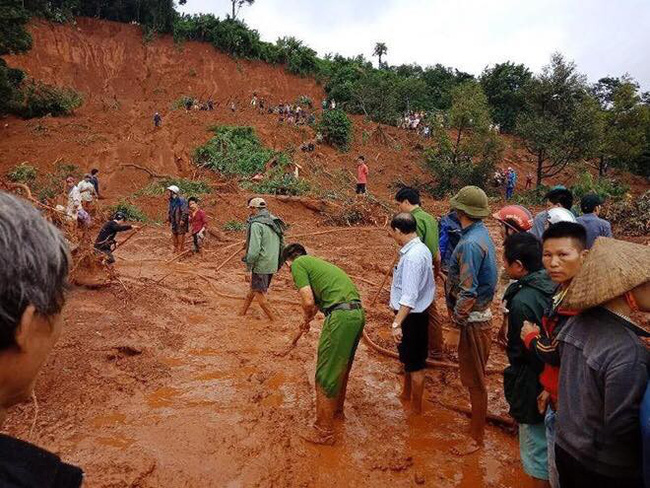 TIN TỨC MỚI - Sạt lở vùi lấp 3 người trong một gia đình ở Đắk Nông
