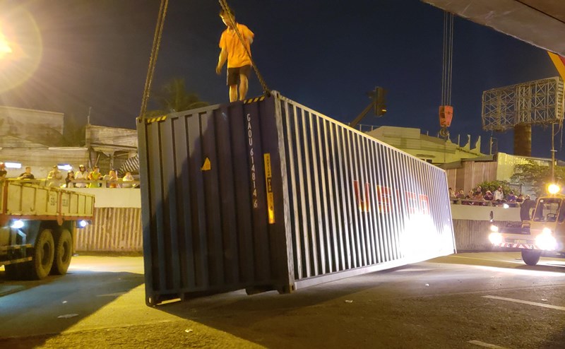 TIN TỨC MỚI - Đụng vào gầm cầu vượt, thùng container văng xuống đường