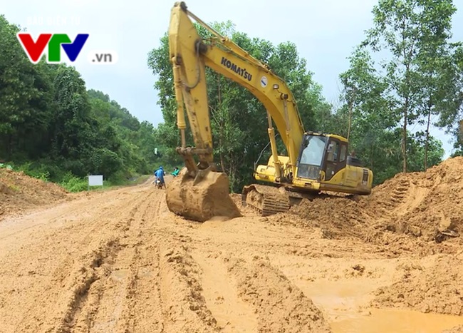 TIN TỨC MỚI - Mưa lũ gây hư hại giao thông miền núi Quảng Trị