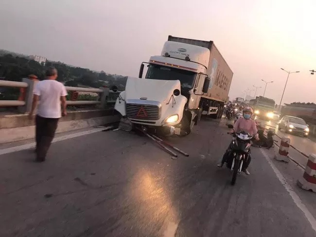 TIN TỨC MỚI - Vụ container húc 3 xe máy trên cầu Thanh Trì: Người rơi xuống sông đã thiệt mạng