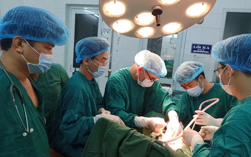 TIN TỨC MỚI - 'Cứu người phụ nữ trẻ bị chồng dùng dao đâm thấu ngực