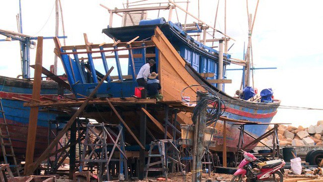 TIN TỨC MỚI - Thu hồi giấy phép với ngư dân tự ý cải hoán tàu cá