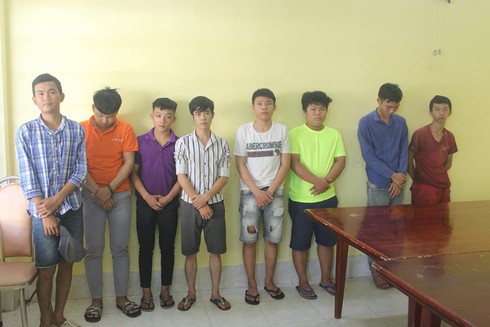 TIN TỨC MỚI - Bắt 8 đối tượng trong vụ cầm mã tấu bao vây, chém xe công an ở Đồng Nai