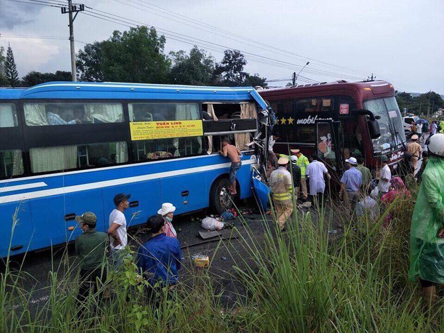 TIN TỨC MỚI - Kon Tum: Hai xe khách va chạm nhau, 7 người bị thương