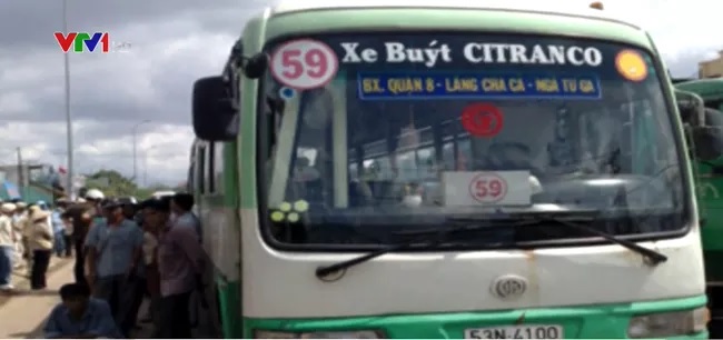Móc túi trên xe bus bị tài xế đưa đến đồn công an
