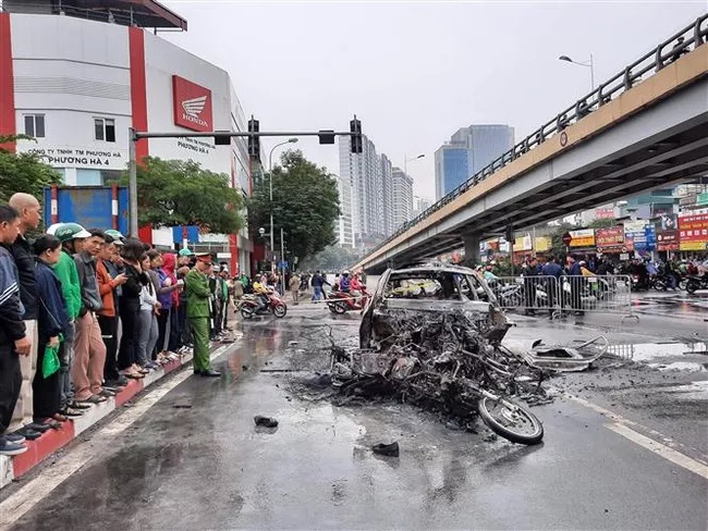 TIN TỨC MỚI - Hà Nội: Tông 2 xe máy và 1 xe đạp điện, xe Mercedes bốc cháy, 1 người tử vong
