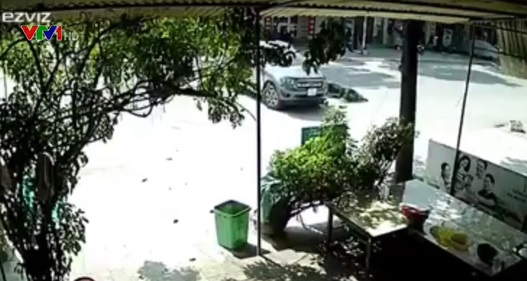 TIN TỨC MỚI - Xe máy phóng nhanh, lao thẳng vào ô tô đang quay đầu