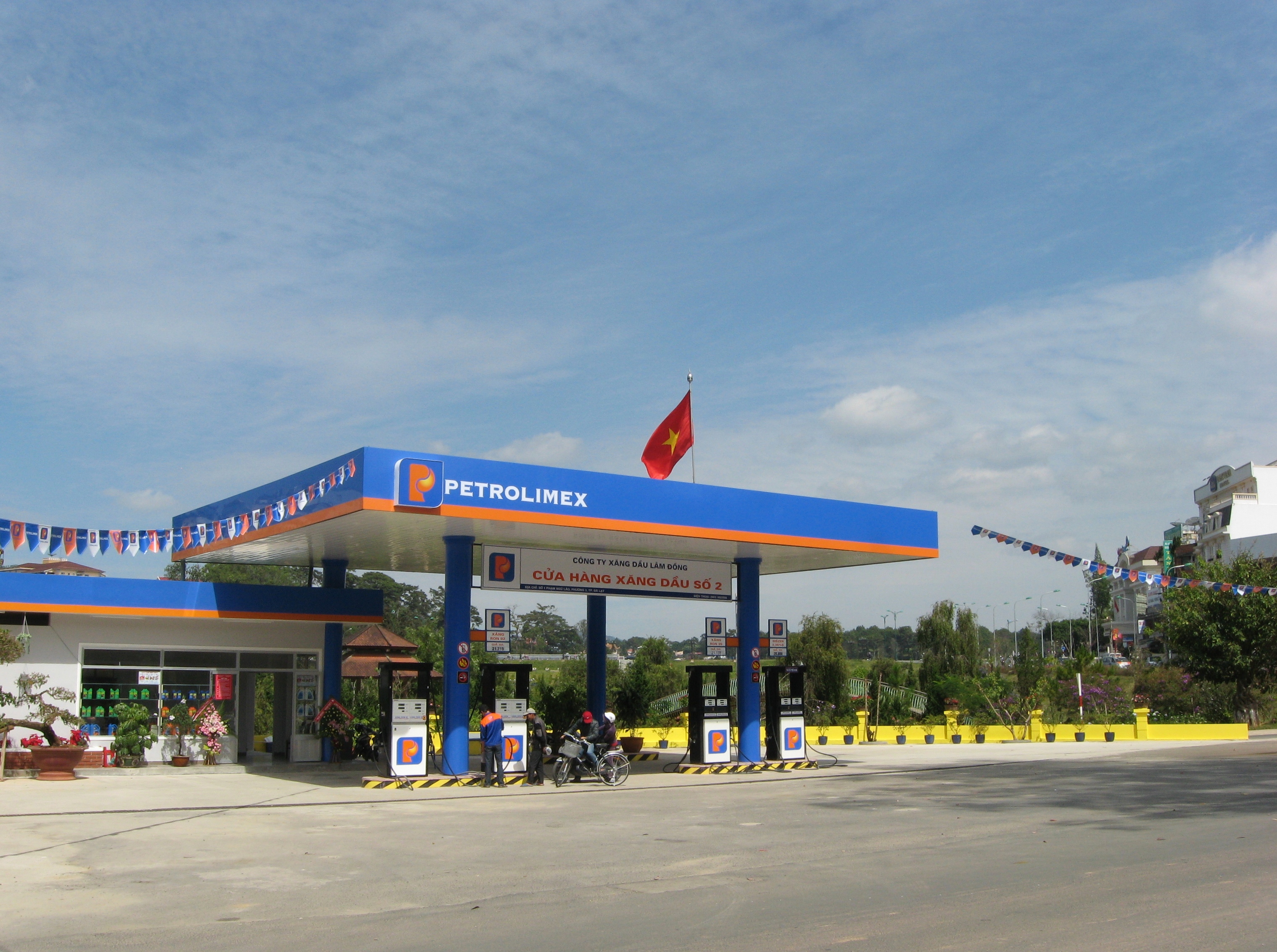 Petrol_station,_Pham_Ngu_Lao_street,_Da_Lat.jpg
