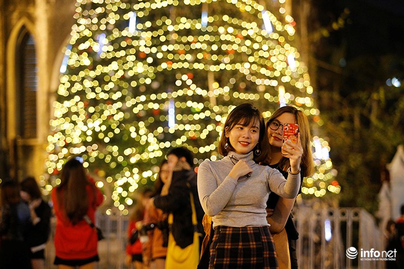 duong-pho-ha-noi-ruc-ro-chao-don-giang-sinh-7.jpg