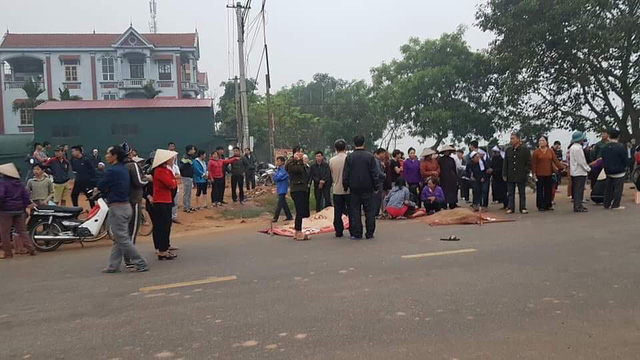 xe-khach-tong-vao-xe-dua-tang-lam-hon-10-nguoi-thuong-vong-2.jpg