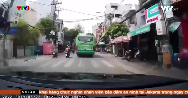 xe-may-suyt-bi-xe-bus-can-vi-vuot-au.jpg