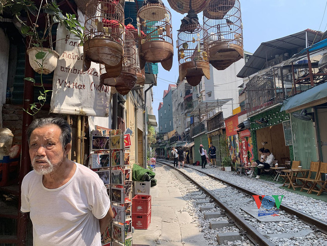 de-nghi-giai-tan-tu-diem-ca-phe-tren-duong-sat.jpg