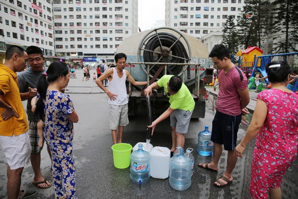 4-nha-may-nuoc-ha-noi-cung-cap-nuoc-sach-mien-phi-cho-nguoi-dan-bi-anh-huong.jpg