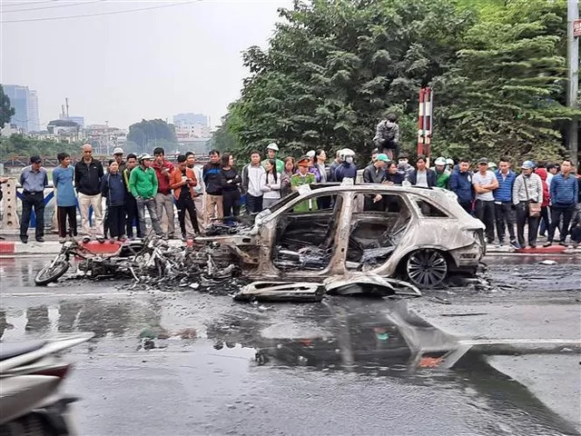 ha-noi-tong-2-xe-may-va-1-xe-dap-dien-xe-mercedes-boc-chay-1-nguoi-tu-vong-2.jpg