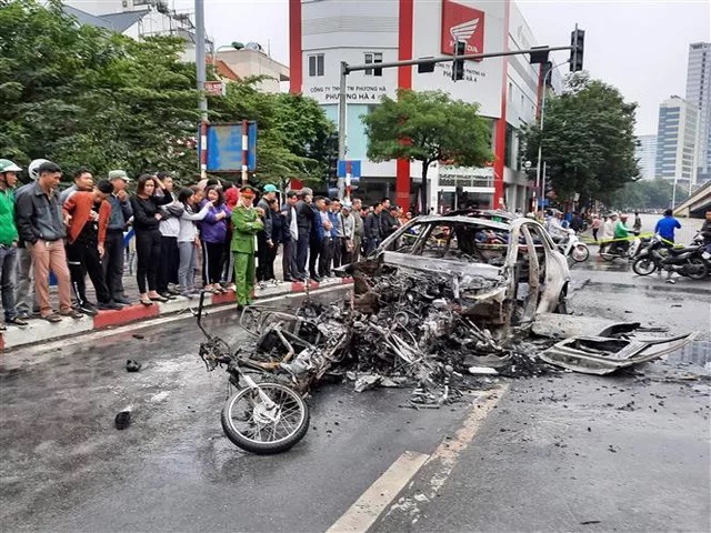 ha-noi-tong-2-xe-may-va-1-xe-dap-dien-xe-mercedes-boc-chay-1-nguoi-tu-vong-3.jpg